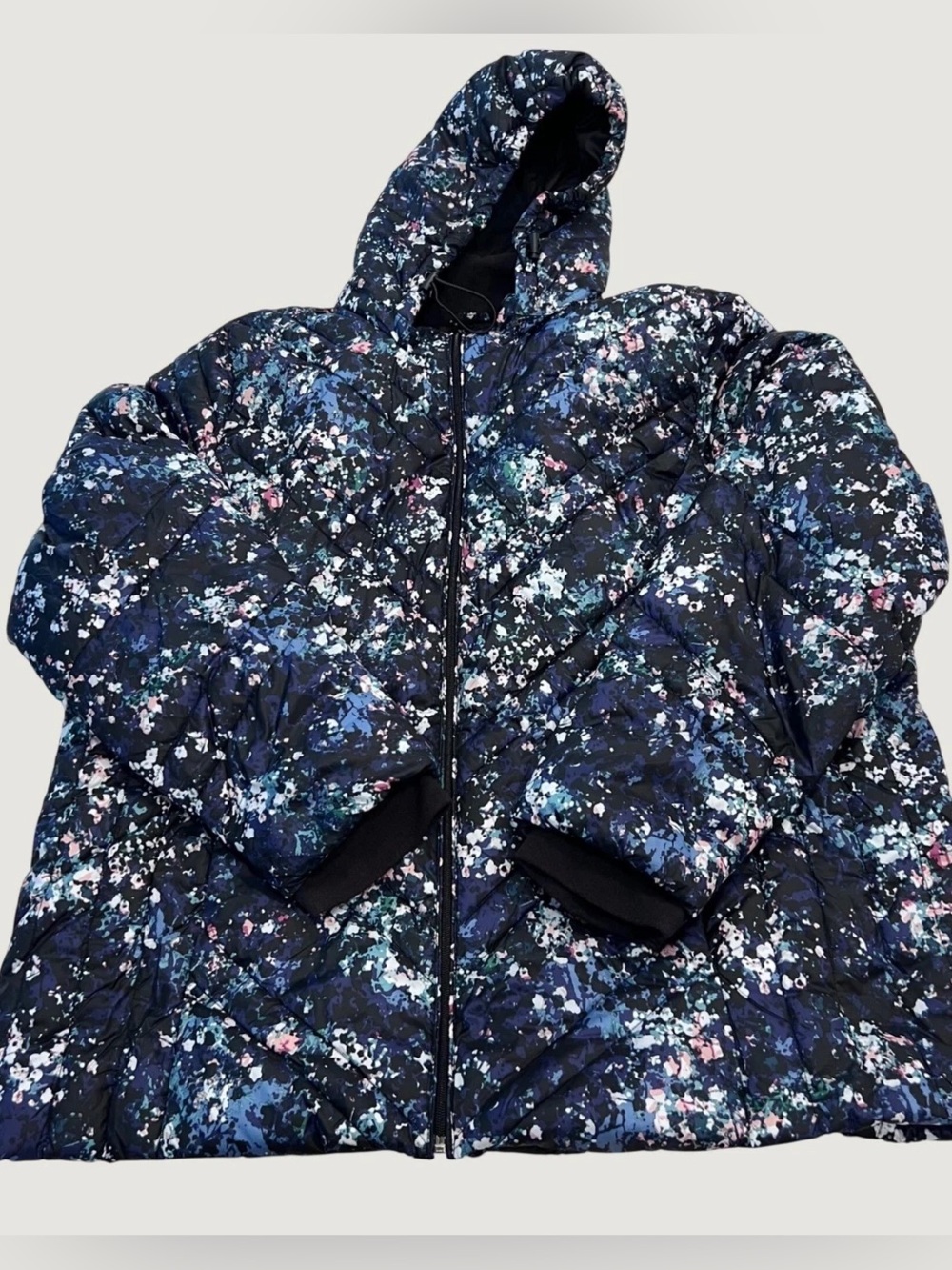 Xersion Hooded Lightweight Puffer Jacket in a black floral splatter print sz M